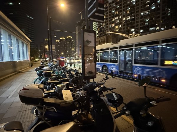 股票加杠杆具体步骤 上下公交车要提着行李箱“跨栏”？市民建议部分夜宵车站点设置应更完善